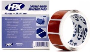 Kaksipuolinen teippipala rullassa