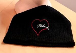 Pipo Fäboda logolla brodeerattuna