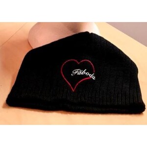 Pipo Fäboda logolla brodeerattuna