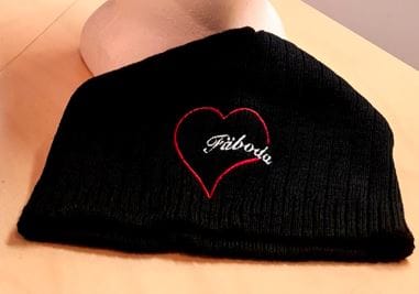 Pipo Fäboda logolla brodeerattuna